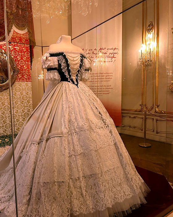 Un abito da sera ottocentesco con crinolina esposto nel Museo di Sissi