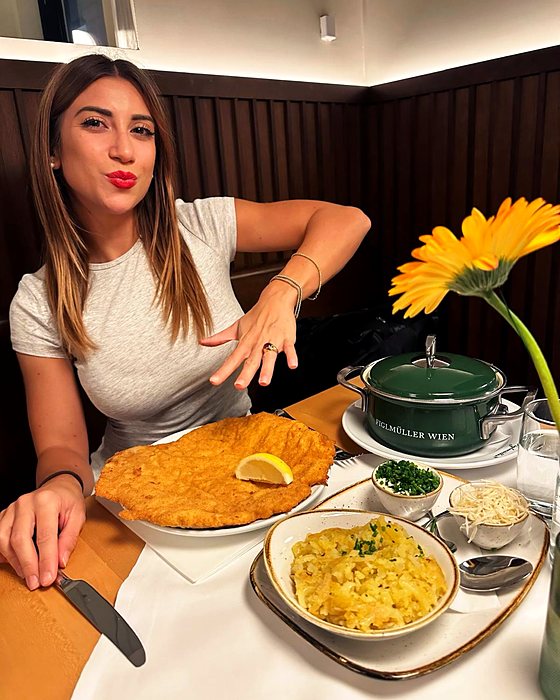 La cotoletta viennese da Figlmüller, più grande del piatto