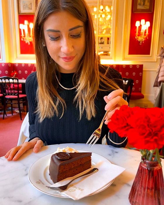 Una fetta di Sachertorte con la panna al Café Sacher