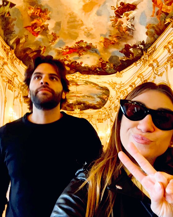 Un selfie di coppia in una sala barocca con il soffitto affrescato